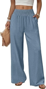 Detail der High-Waist-Hose mit weitem Bein in Staubblau und gesmoktem elastischem Bund