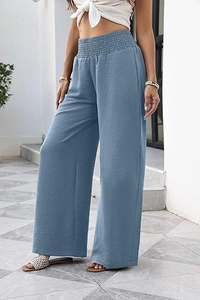Detail der hellblauen Hose mit gesmokter hoher Taille und weitem Bein mit Textur