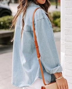 Vue détaillée des coutures au dos et des épaules tombantes de cette chemise en jean bleu