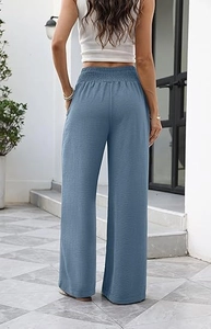 Detail des hohen elastischen Faltenbunds einer blauen weiten Hose in der Rückansicht