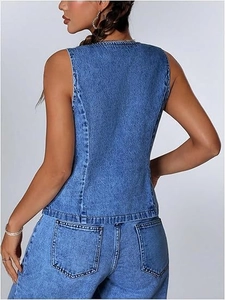 Vue détaillée de la coupe arrière et de la texture denim délavée du gilet pour femmes
