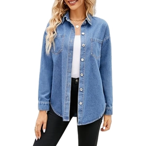 Chemise en jean bleu moyen à manches longues avec boutons-pression et deux poches poitrine