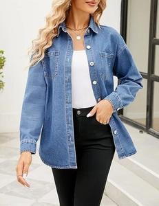 Détail d'une veste en jean bleue avec fermeture boutonnée et poches poitrine fonctionnelles