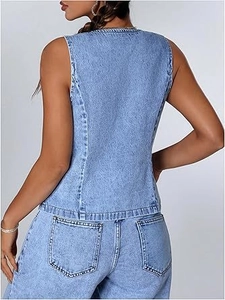 Détail du dos du gilet en jean bleu délavé et du jean taille haute avec poches arrière