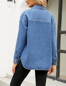 Détail de la chemise en jean délavé avec épaules tombantes et ourlet arrière arrondi