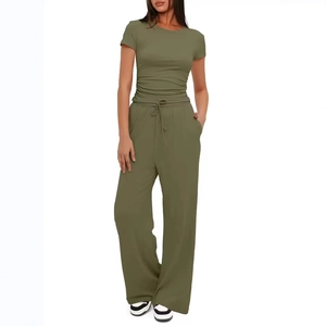Zweiteiliges Damen-Freizeitset mit engem Kurzarm-Oberteil und hoher weiter Hose
