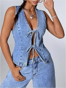 Détail du gilet en jean bleu clair avec doubles nœuds lacés et bords effilochés