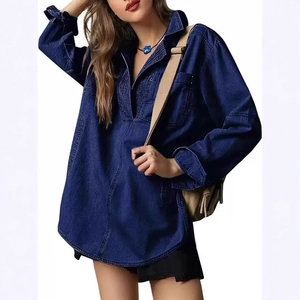 Donkerblauwe denim blouse met V-hals, ruches en lange mouwen voor een casual mode look