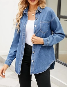 Détail de la chemise en jean bleu décontractée avec boutons et poche poitrine