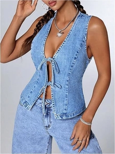 Détail du gilet en jean bleu clair pour femme avec lacets décoratifs à l'avant