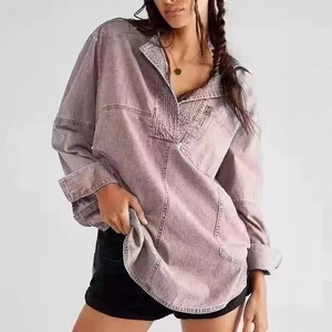 Modieus oversized roze gewassen denim overhemd met reverskraag en lange mouwen