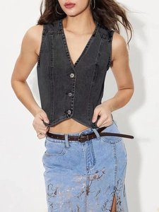 Détail du gilet en jean gris foncé col en V et jupe en denim avec imprimé doré chic