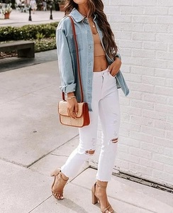 Détail d'une chemise en jean délavée avec de grandes poches et col à revers