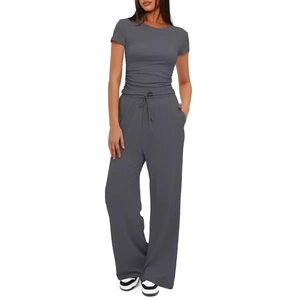 Damen Set in Dunkelgrau bestehend aus Kurzarm T-Shirt und Weitbein-Hose mit Kordelzug-Design