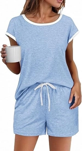 Détail d'un ensemble de détente bleu clair avec bordure contrastée et short à cordon