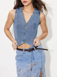 Détail du gilet en jean bleu clair avec col en V et jupe à broderie florale