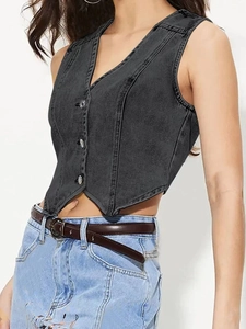 Détail d'un gilet en jean gris foncé avec col en V, boutons et ourlet asymétrique