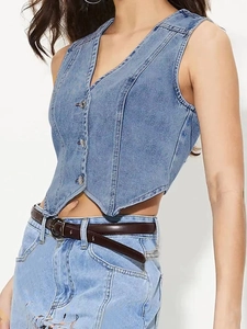 Détail du gilet en jean à col en V avec tissu bleu classique et fermeture à trois boutons