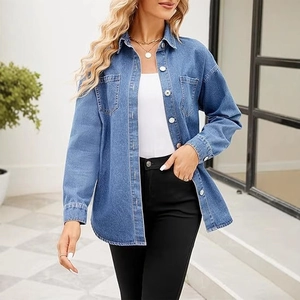 Veste chemise en jean bleu délavé pour femme avec manches longues et poches poitrine