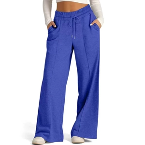Détail de la taille haute à cordon et texture sur le pantalon large bleu foncé