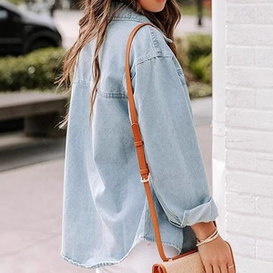 Chemise en jean délavé bleu clair pour femme avec col classique et coupe ample décontractée