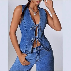 Gilet en jean délavé pour femme coupe ajustée avec lacets sur le devant et col en V