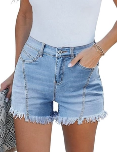 Dettaglio degli shorts in denim a vita alta con orli sfrangiati e motivi di cuciture