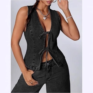 Gilet en jean gris foncé délavé avec détail à lacets et coupe ajustée pour femmes