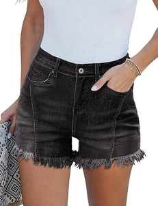 Dettaglio degli shorts in denim nero a vita alta con orlo sfrangiato e cuciture verticali