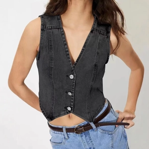 Gilet en jean gris foncé col en V pour femme avec boutons et coupe ajustée élégante