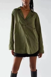 Camicia verde militare a maniche lunghe con risvolto, vestibilità ampia con cuciture