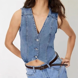 Gilet en jean bleu col en V pour femme avec boutons argentés et ourlet pointu unique