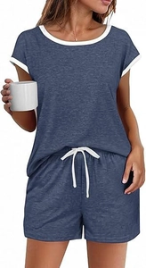 Détail d'un ensemble de détente doux avec bordure contrastée blanche et taille à cordon