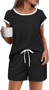 Détail d'un ensemble détente gris pour femme avec bordures blanches et cordon de serrage