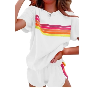 Ensemble de détente blanc pour femme avec rayures arc-en-ciel sur t-shirt et short