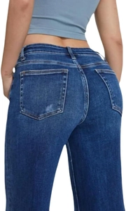 Vue détaillée du dos d'un jean bleu taille haute avec poches et texture délavée