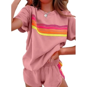 Ensemble détente rose pour femme avec t-shirt à manches courtes et short à rayures néon