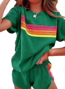 Détail de l'ensemble de détente vert forêt avec des rayures colorées rétro sur le t-shirt