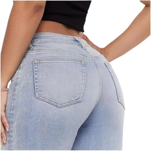 Détail de l'arrière d'un jean stretch bleu clair montrant les poches et les coutures