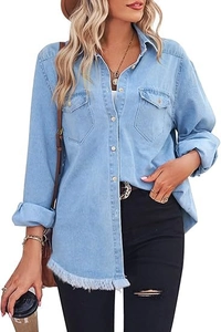 Detail der hellblauen Jeansbluse mit klassischem Kragen und ausgefranstem Saum-Design