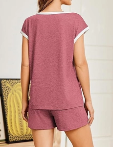 Détail du dos de l'ensemble de détente avec liseré blanc et taille à cordon