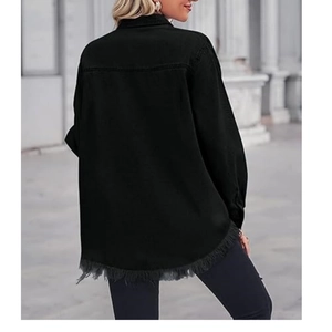 Rückansicht der schwarzen Jeansjacke mit ausgefranstem Saum und lässigem Oversize-Design