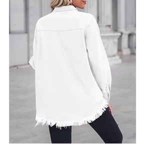 Detail der weißen Jeansjacke mit ausgefallenen Fransen am Saum und Baumwolltextur