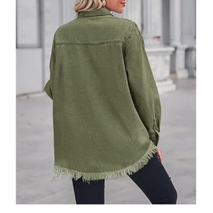 Detail der armygrünen Jeansjacke mit Vintage-Fransensaum und hochwertiger Textur
