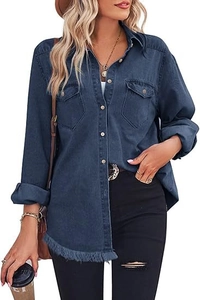 Detail von Fransen am Saum und Brusttaschen an langärmeliger Jeansbluse für Damen