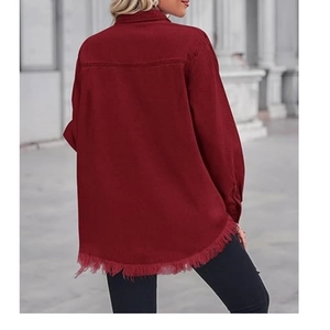 Detail der ausgefransten Fransen am Saum eines burgunderroten Jeanshemds für Damen