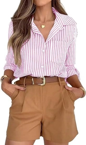 Dettaglio della camicia a righe rosa con bottoni abbinata a pantaloncini marroni