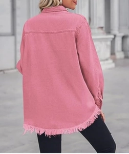 Detailansicht der Rückseite der rosa Jeansjacke mit ausgefranstem Saum und Ziernähten