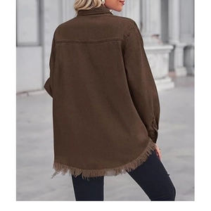 Rückansicht der braunen Jeansjacke mit modischem Fransensaum und lässiger Passform