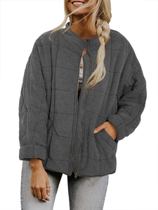 Vue détaillée de la veste matelassée gris foncé pour femme avec col montant et zip